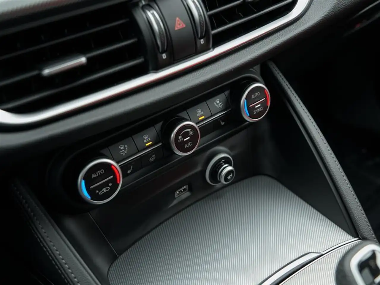 Alfa Romeo Stelvio снимка Alfa Romeo Stelvio
