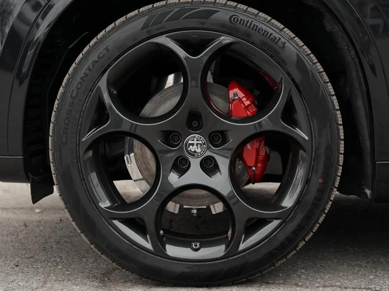 Alfa Romeo Stelvio снимка Alfa Romeo Stelvio