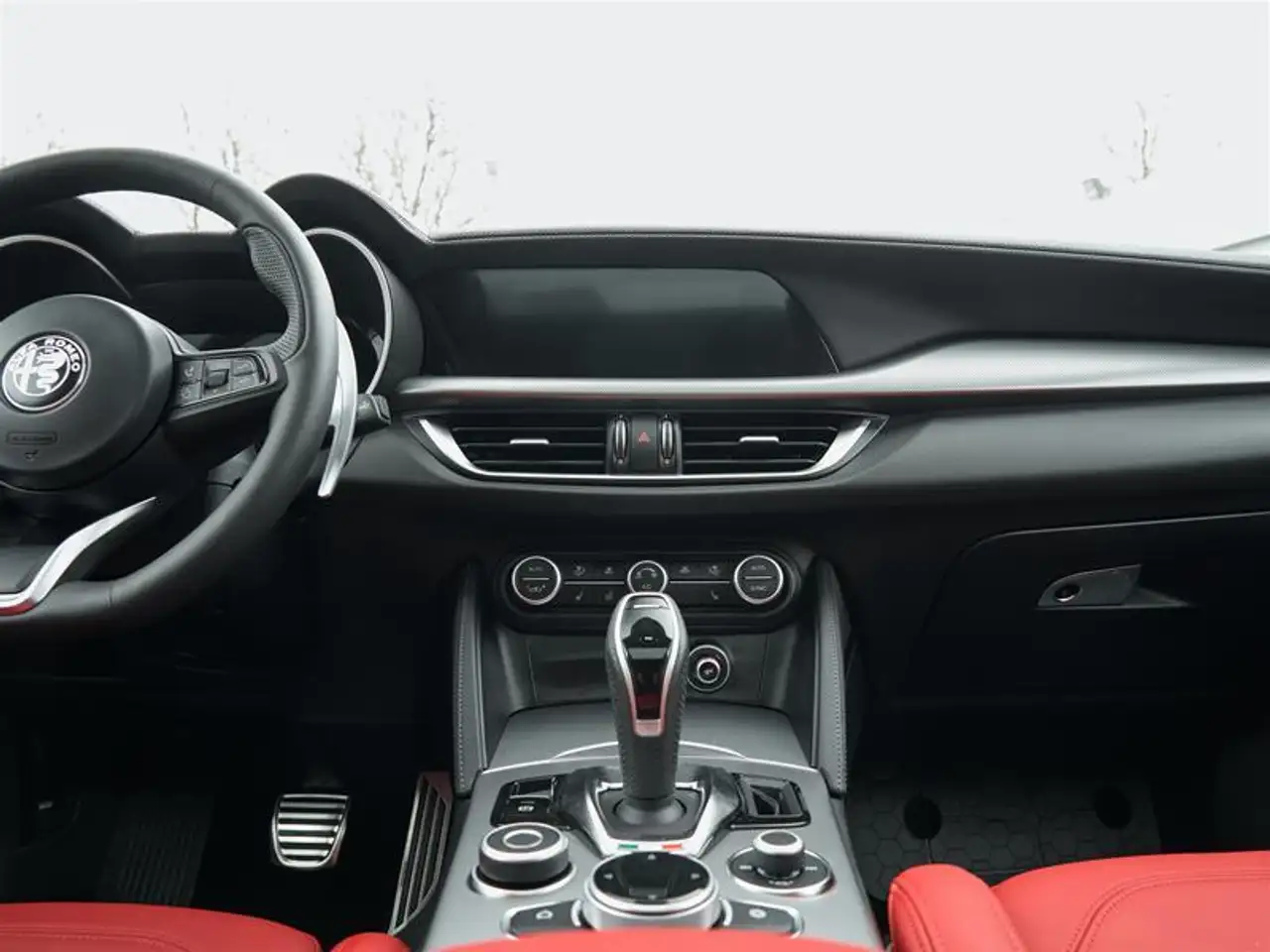 Alfa Romeo Stelvio снимка Alfa Romeo Stelvio