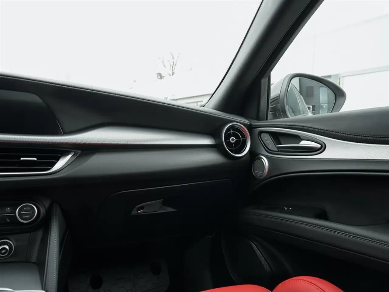 Alfa Romeo Stelvio снимка Alfa Romeo Stelvio
