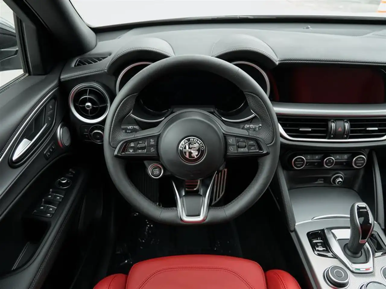 Alfa Romeo Stelvio снимка Alfa Romeo Stelvio