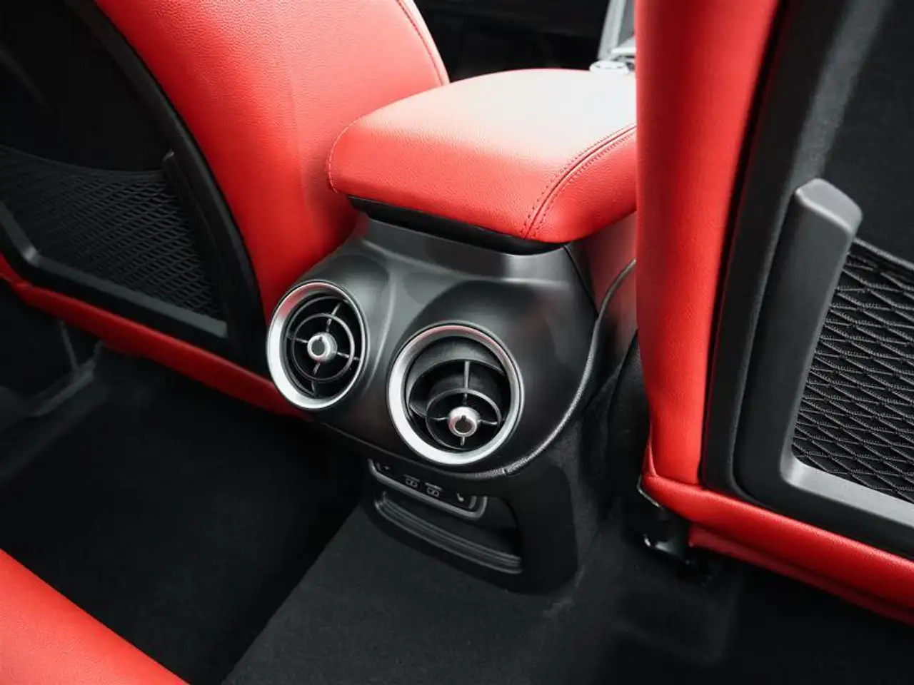 Alfa Romeo Stelvio снимка Alfa Romeo Stelvio