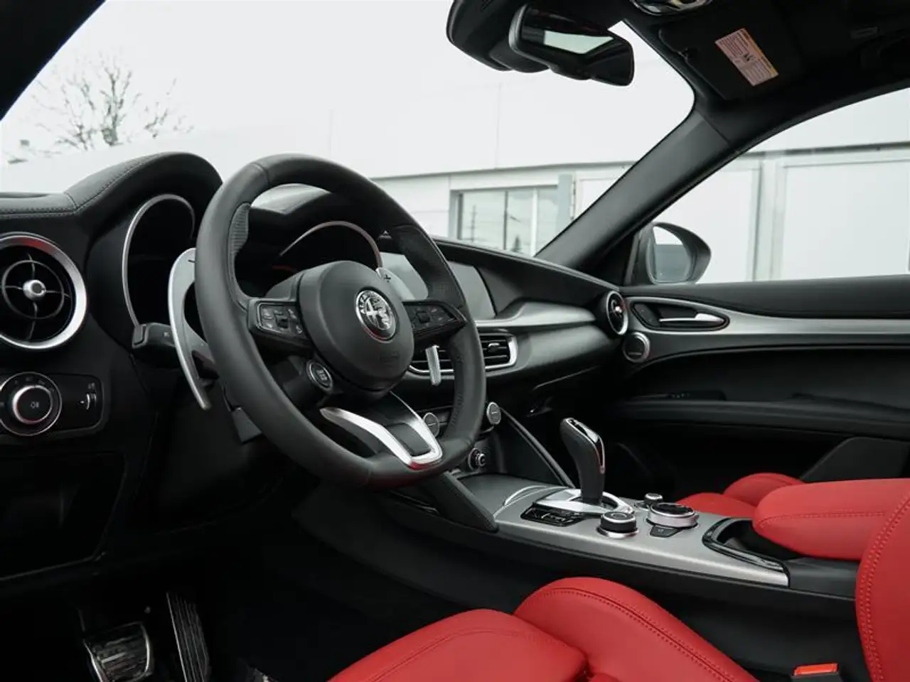 Alfa Romeo Stelvio снимка Alfa Romeo Stelvio