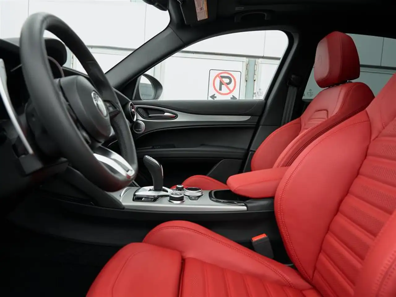 Alfa Romeo Stelvio снимка Alfa Romeo Stelvio