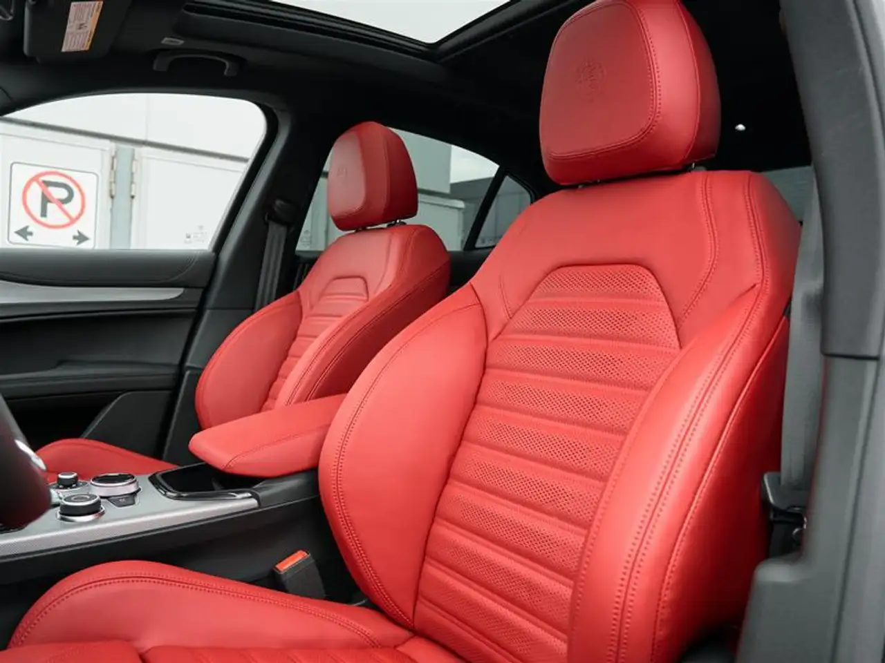 Alfa Romeo Stelvio снимка Alfa Romeo Stelvio