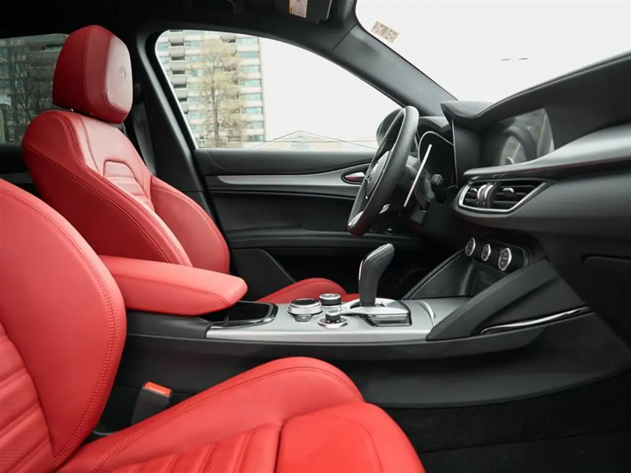 Alfa Romeo Stelvio снимка Alfa Romeo Stelvio