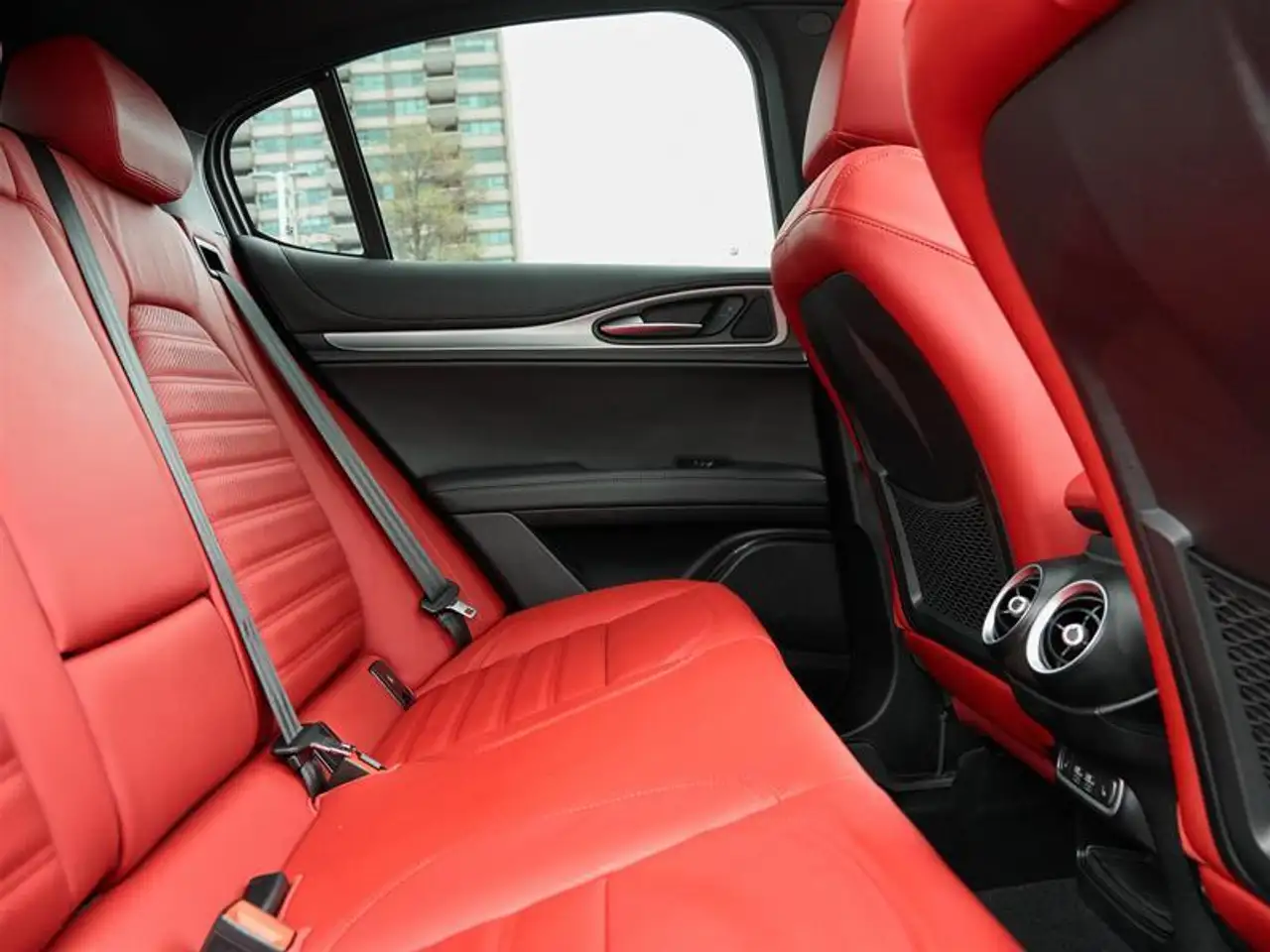Alfa Romeo Stelvio снимка Alfa Romeo Stelvio