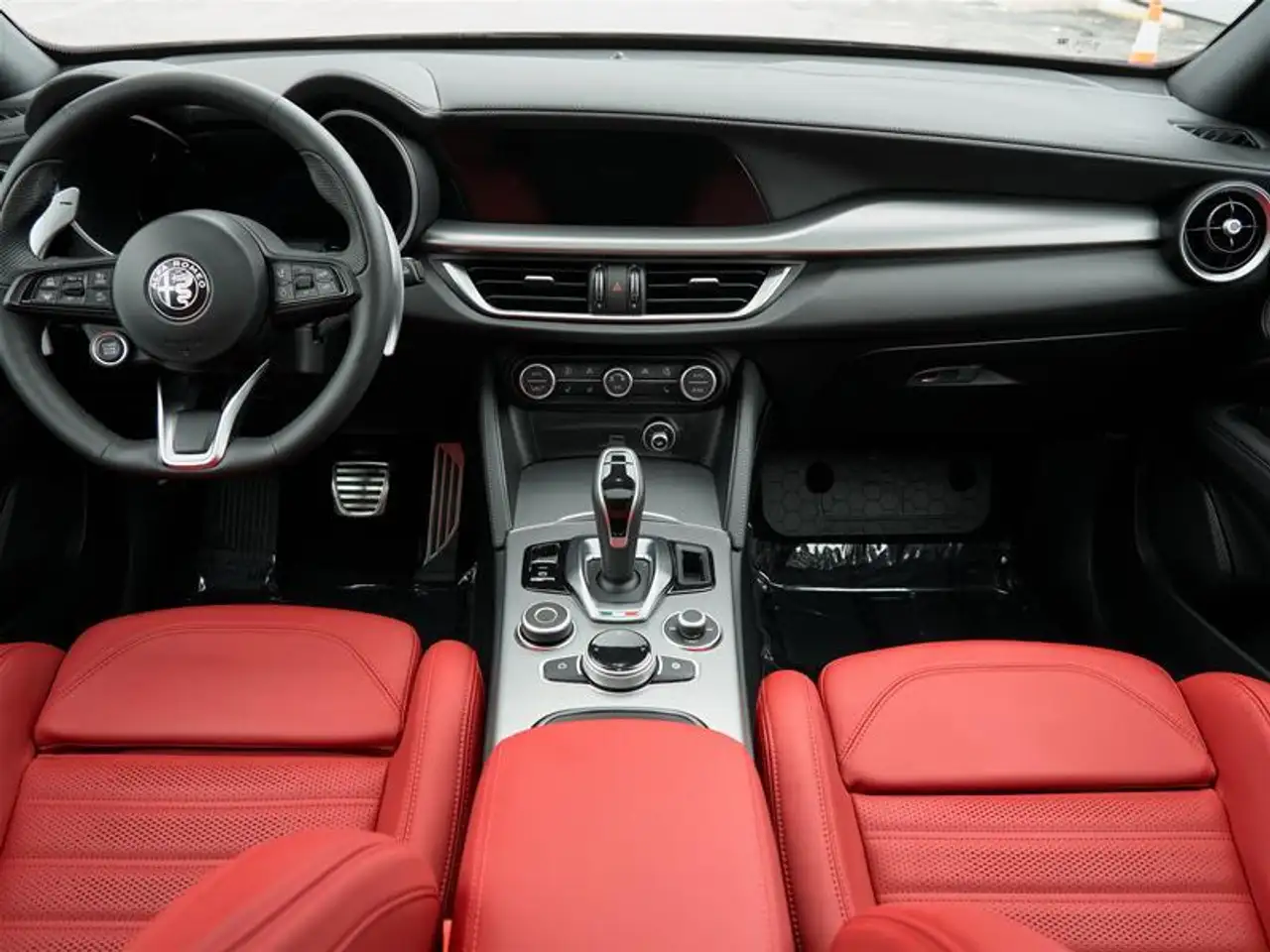 Alfa Romeo Stelvio снимка Alfa Romeo Stelvio