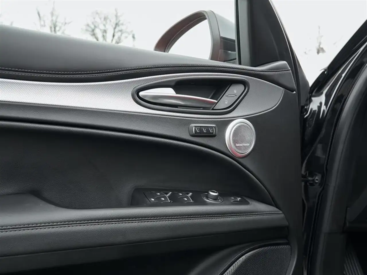 Alfa Romeo Stelvio снимка Alfa Romeo Stelvio