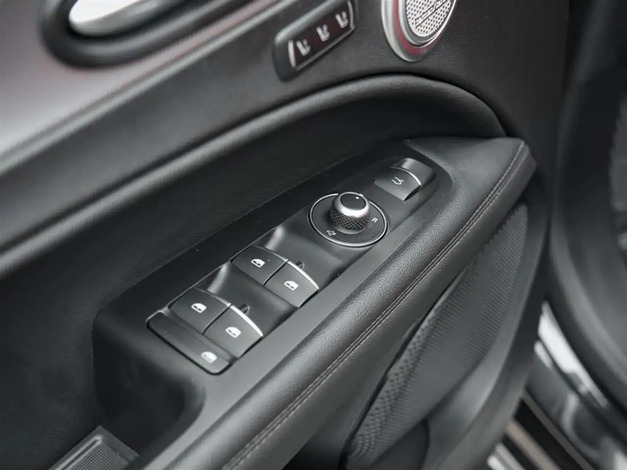 Alfa Romeo Stelvio снимка Alfa Romeo Stelvio