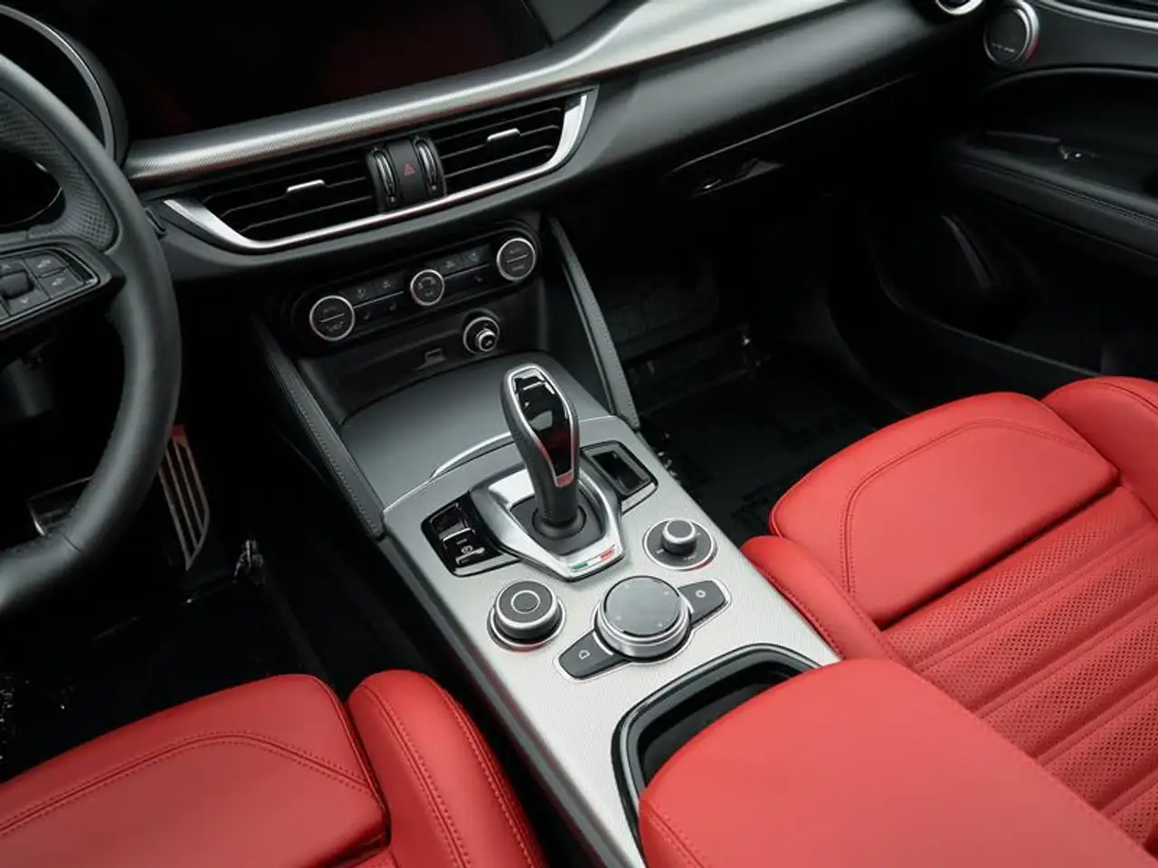 Alfa Romeo Stelvio снимка Alfa Romeo Stelvio