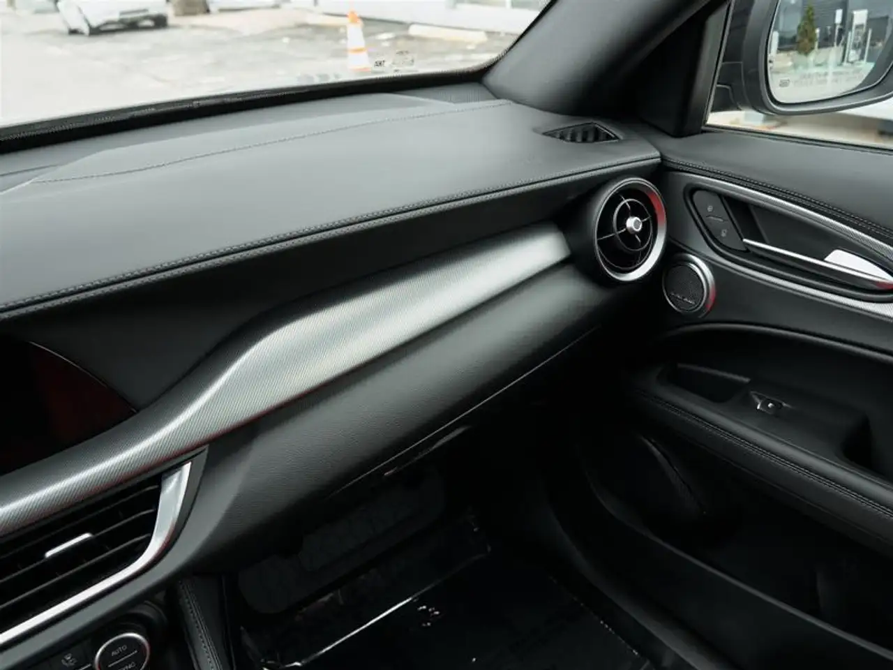 Alfa Romeo Stelvio снимка Alfa Romeo Stelvio