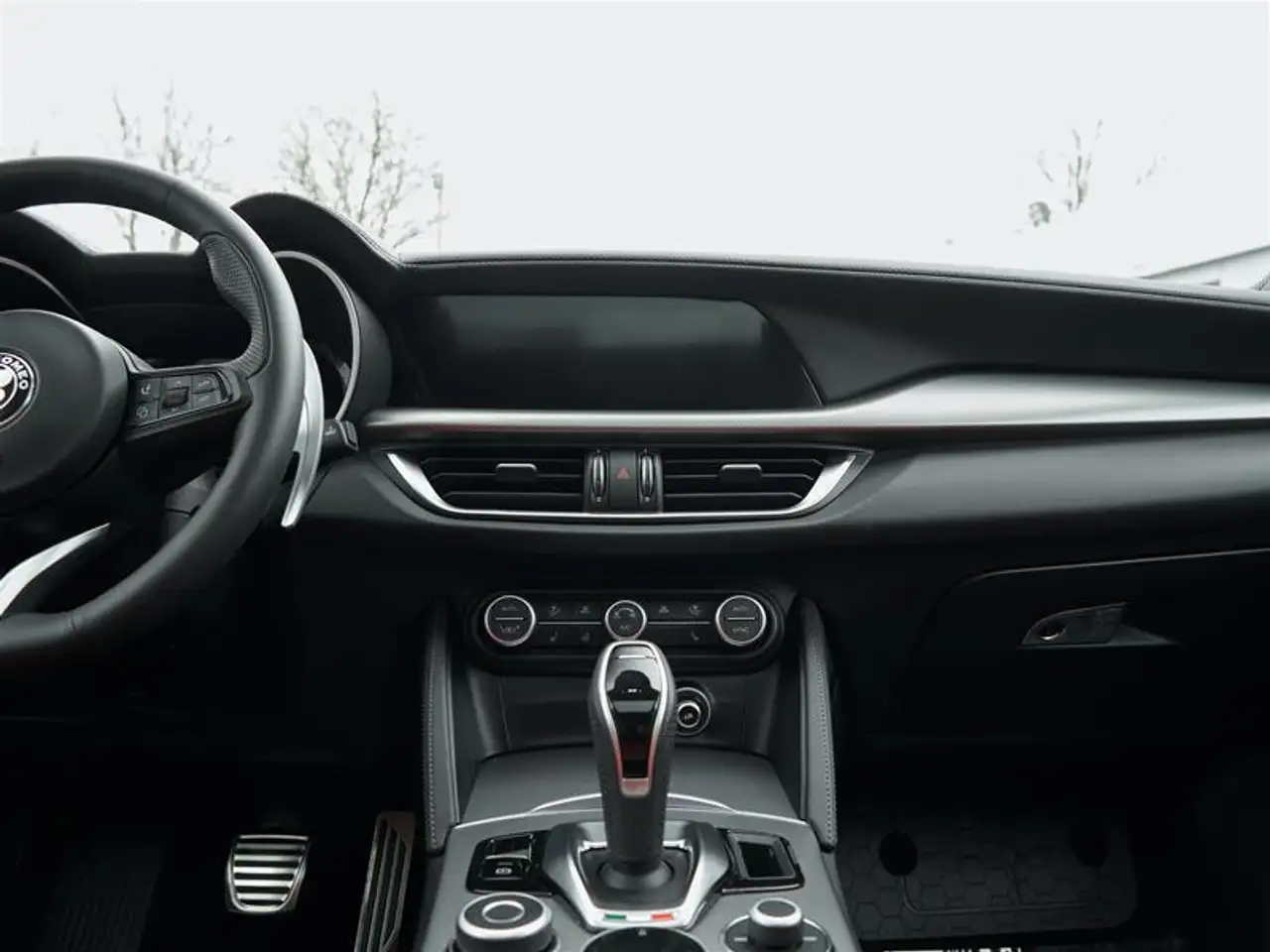 Alfa Romeo Stelvio снимка Alfa Romeo Stelvio