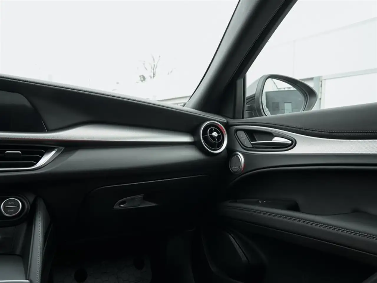 Alfa Romeo Stelvio снимка Alfa Romeo Stelvio