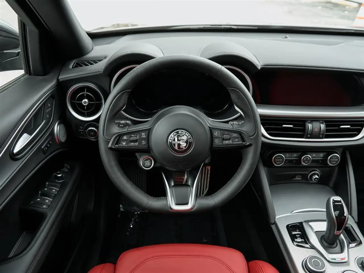 Alfa Romeo Stelvio снимка Alfa Romeo Stelvio