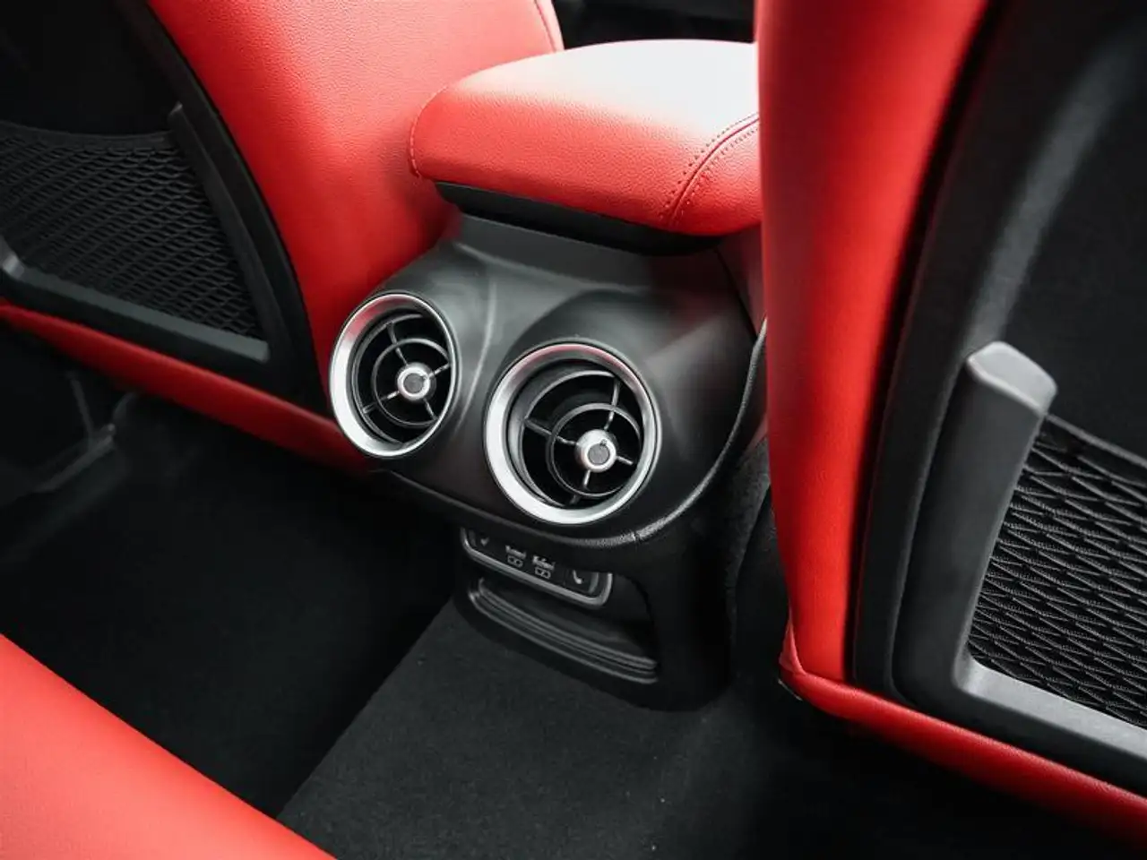 Alfa Romeo Stelvio снимка Alfa Romeo Stelvio