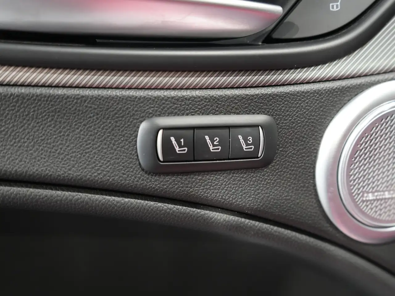 Alfa Romeo Stelvio photo Alfa Romeo Stelvio