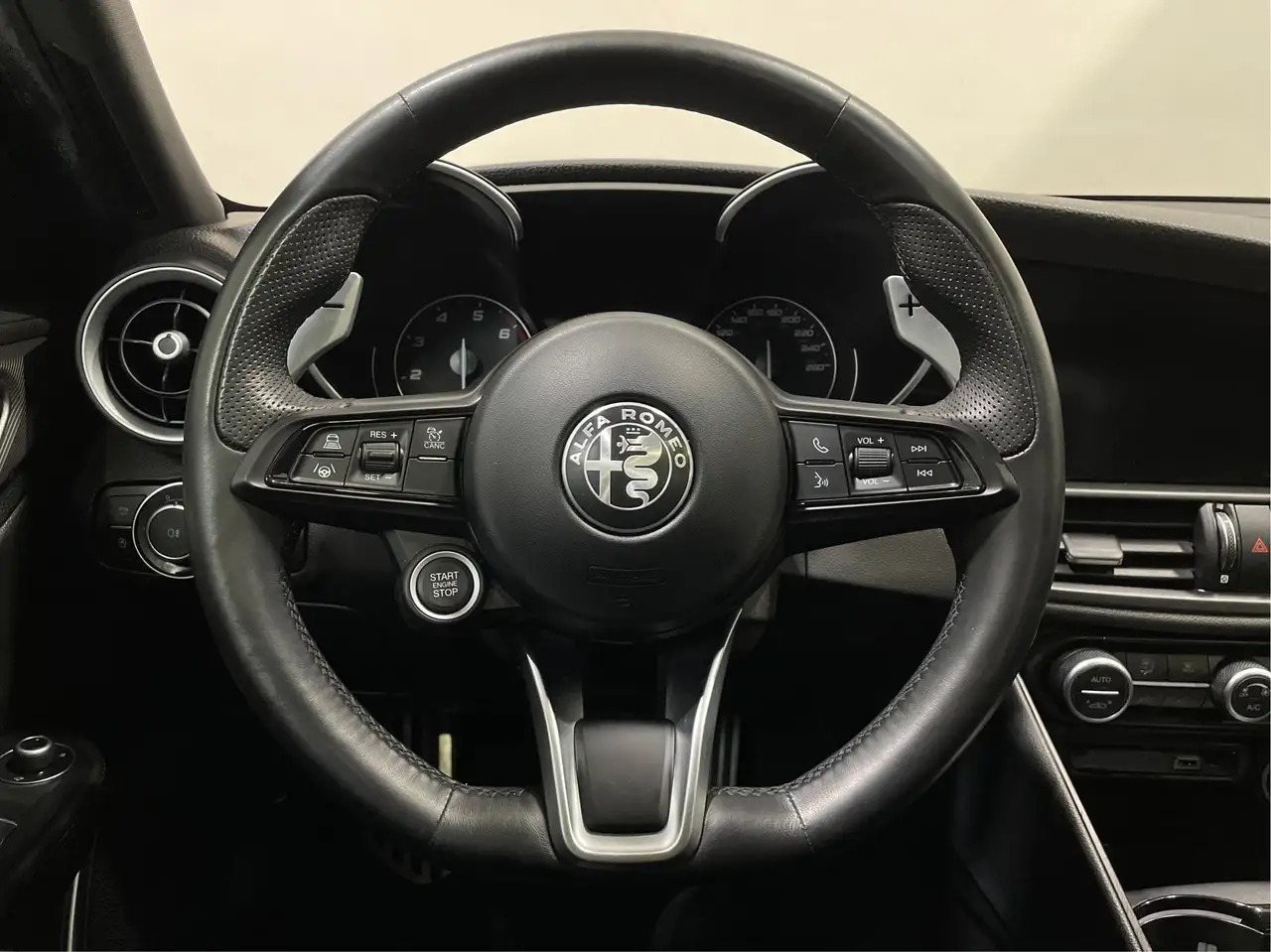 Alfa Romeo Giulia photo Alfa Romeo Giulia