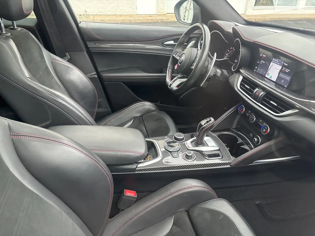Alfa Romeo Stelvio снимка Alfa Romeo Stelvio