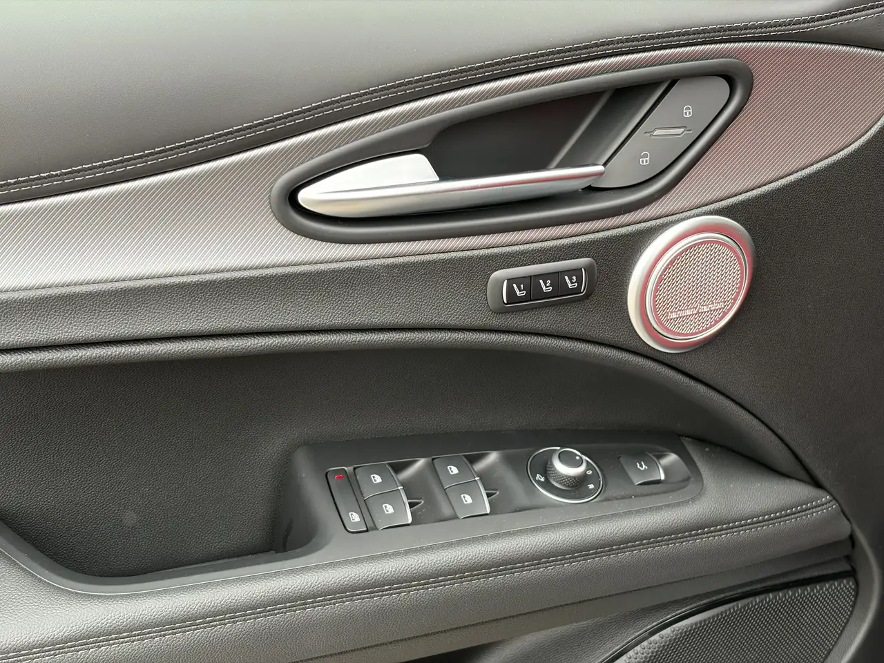 Alfa Romeo Stelvio снимка Alfa Romeo Stelvio