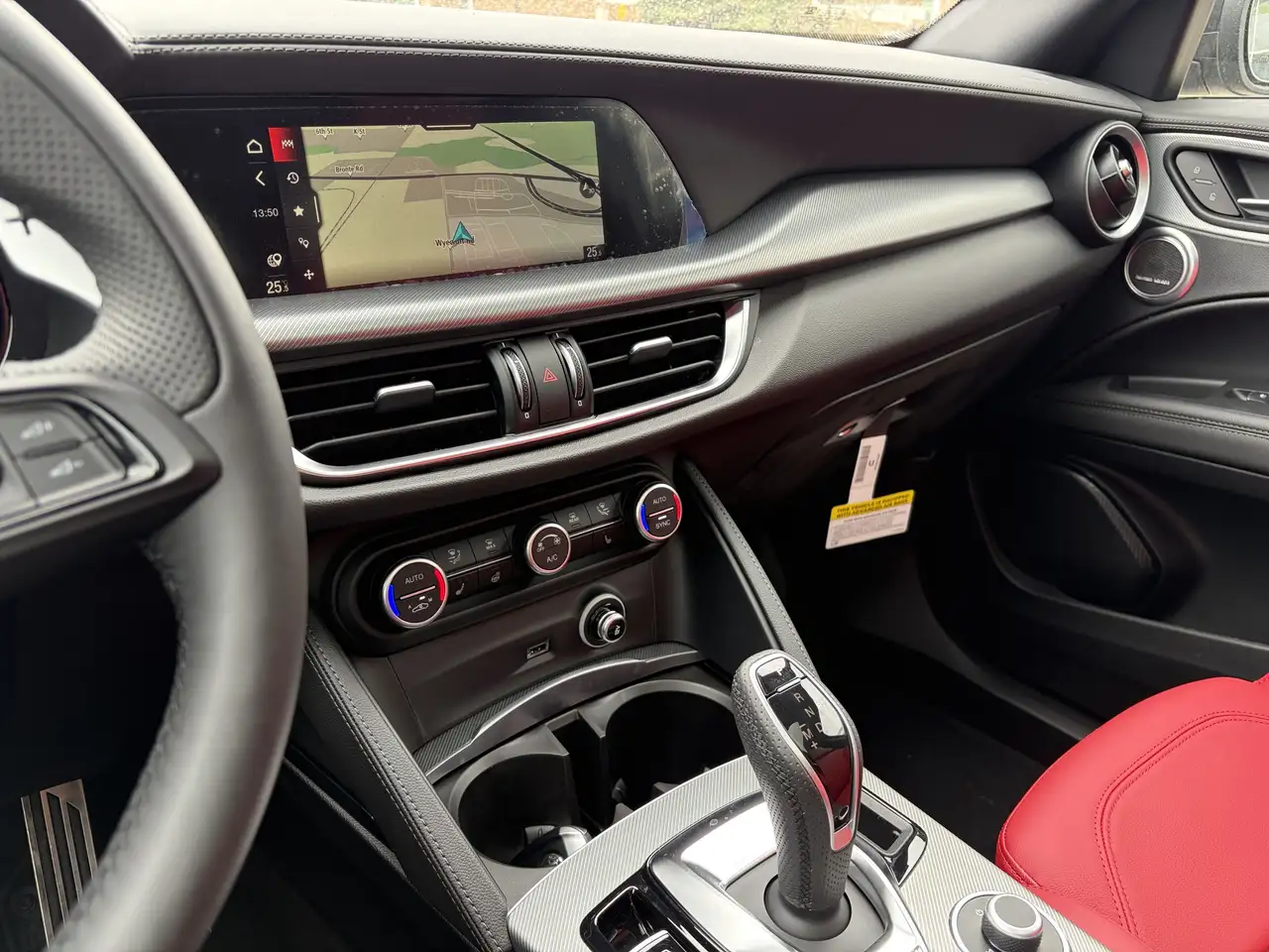 Alfa Romeo Stelvio снимка Alfa Romeo Stelvio