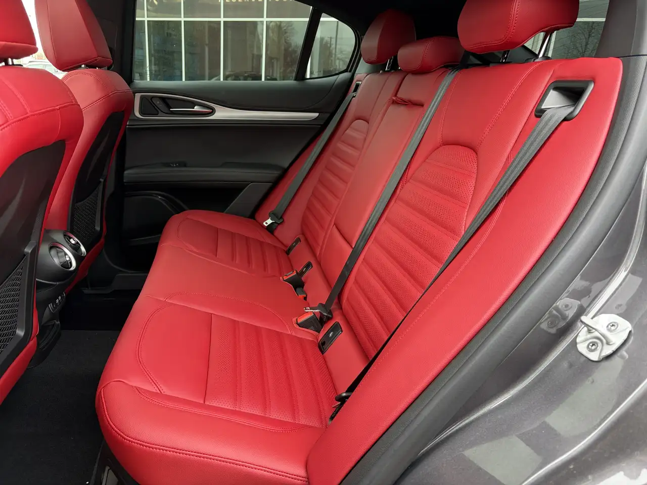 Alfa Romeo Stelvio снимка Alfa Romeo Stelvio