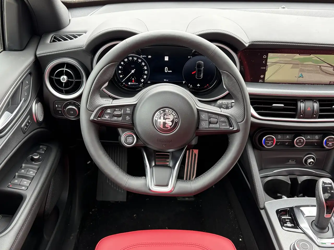 Alfa Romeo Stelvio снимка Alfa Romeo Stelvio
