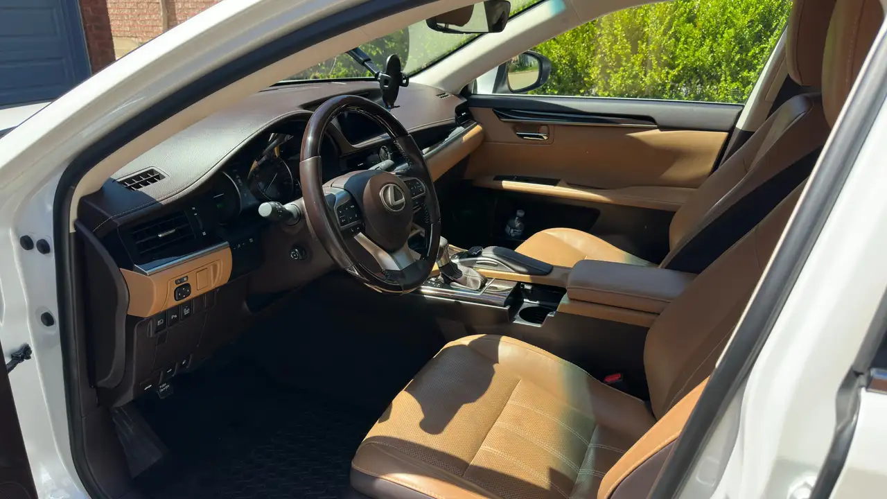 Lexus ES снимка Lexus ES