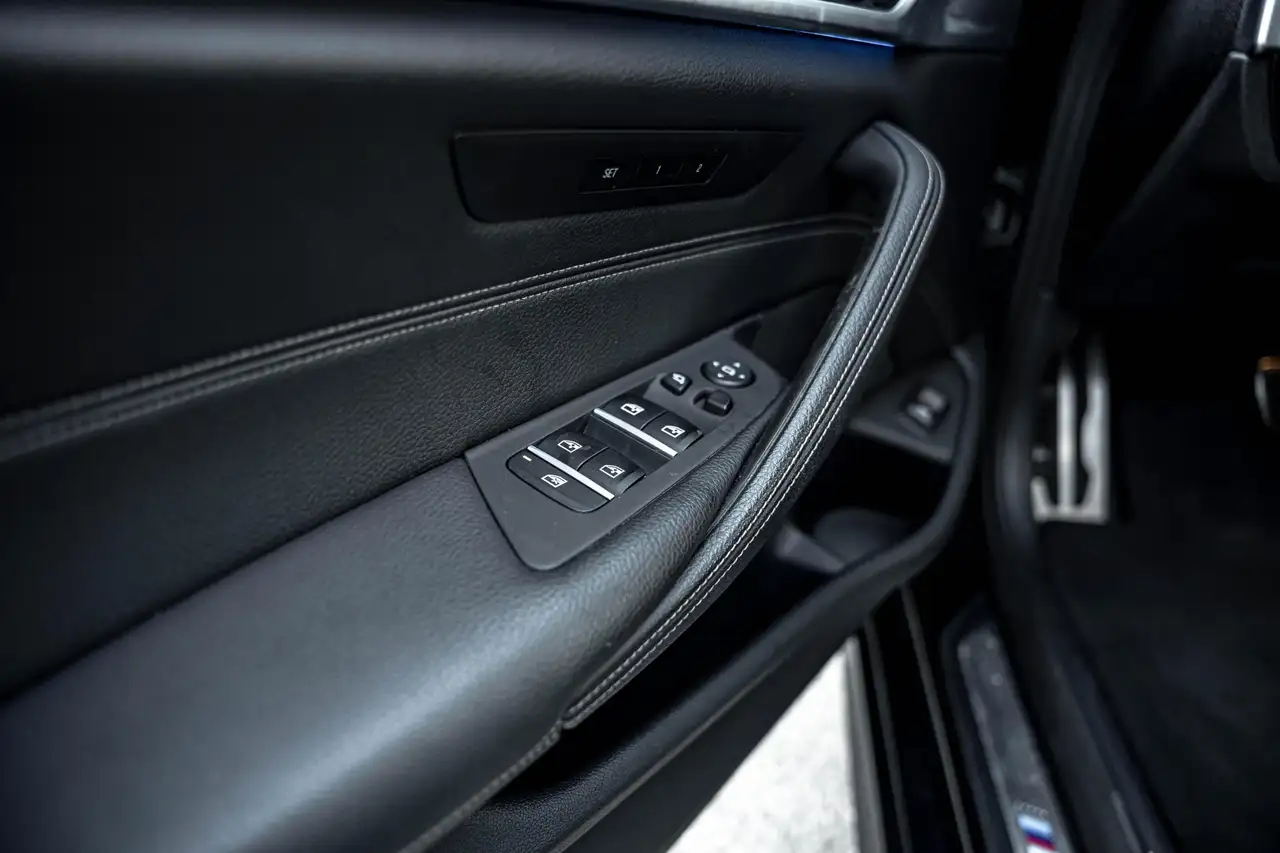 BMW 5 Series снимка BMW 5 Series