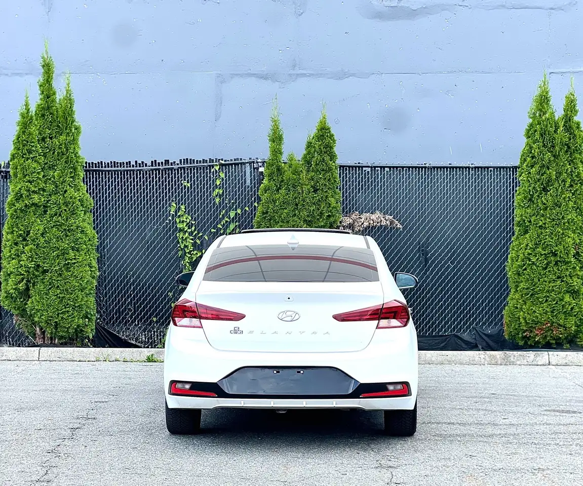 Hyundai ELANTRA photo Hyundai ELANTRA