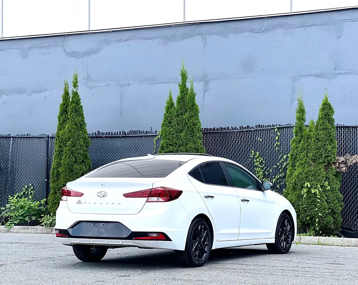 Hyundai ELANTRA photo Hyundai ELANTRA