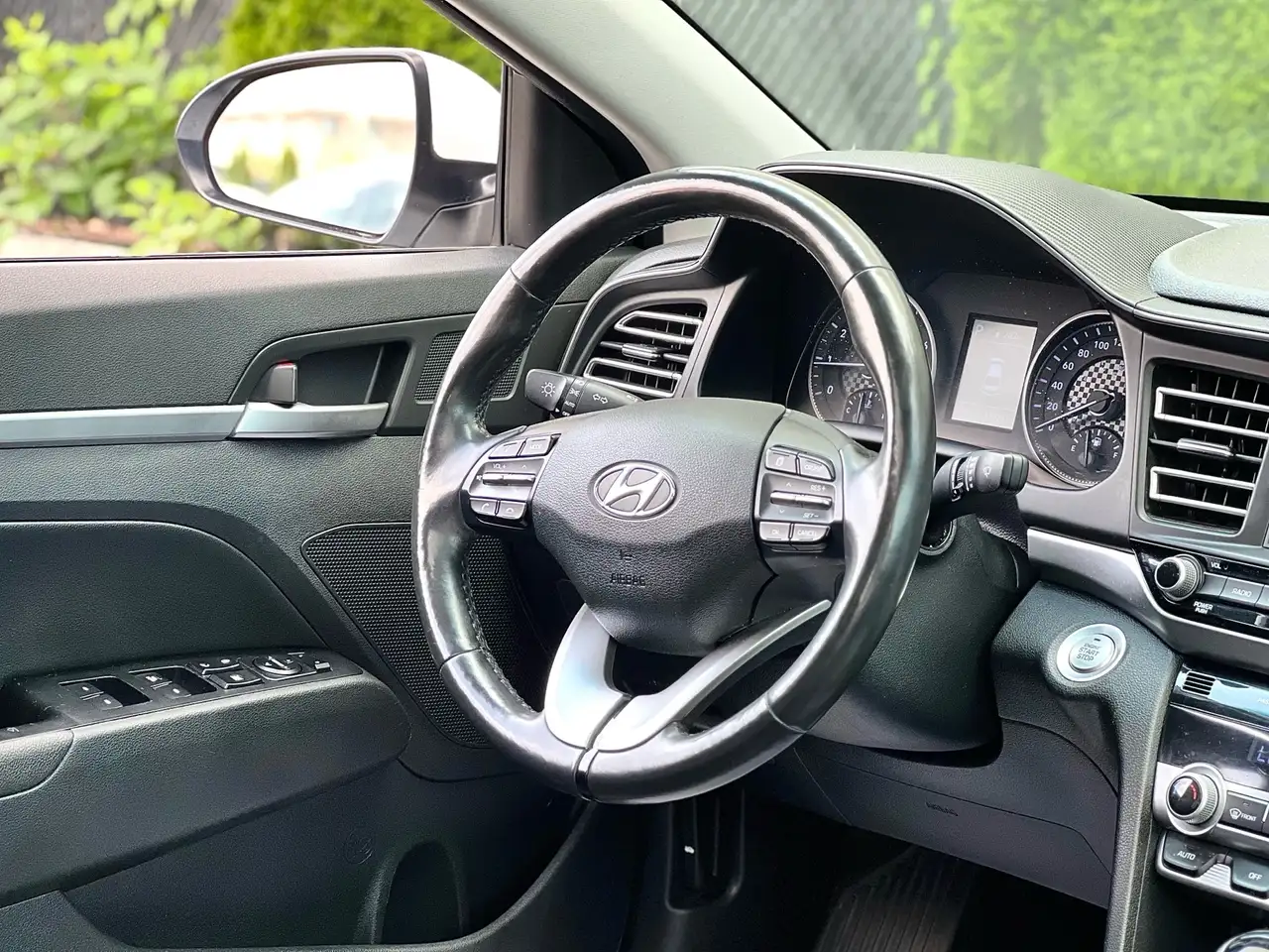 Hyundai ELANTRA photo Hyundai ELANTRA