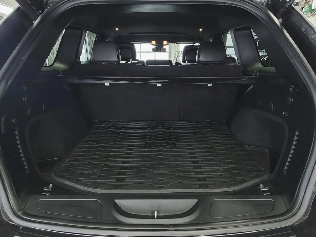 Jeep Grand Cherokee снимка Jeep Grand Cherokee
