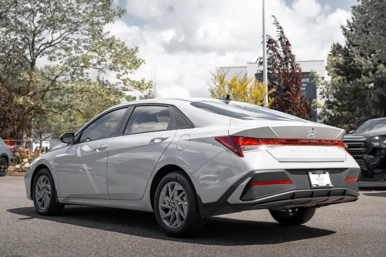 Hyundai ELANTRA снимка Hyundai ELANTRA