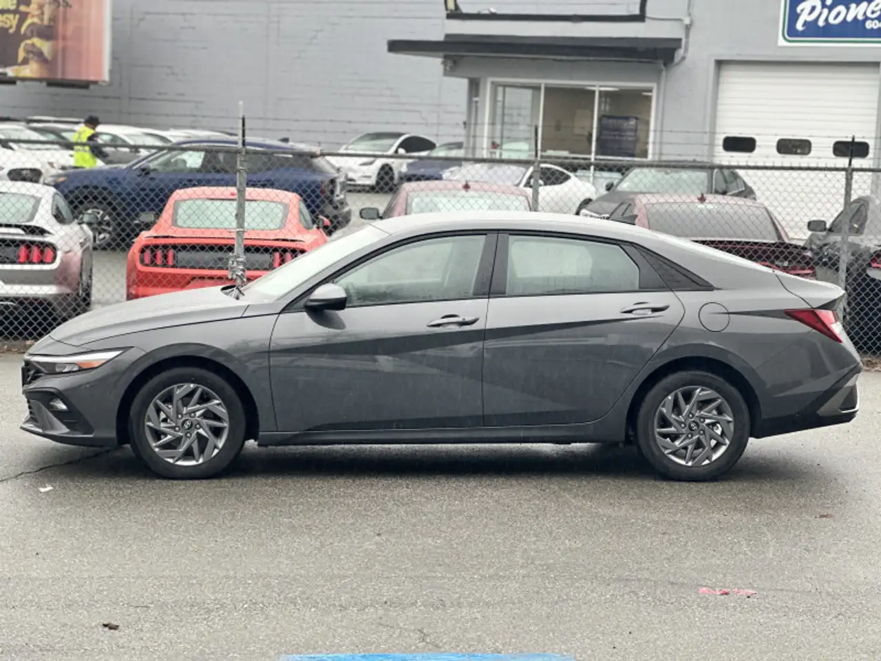Hyundai ELANTRA photo Hyundai ELANTRA