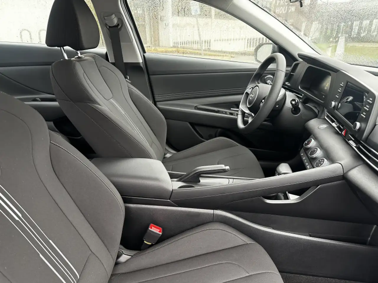 Hyundai ELANTRA photo Hyundai ELANTRA