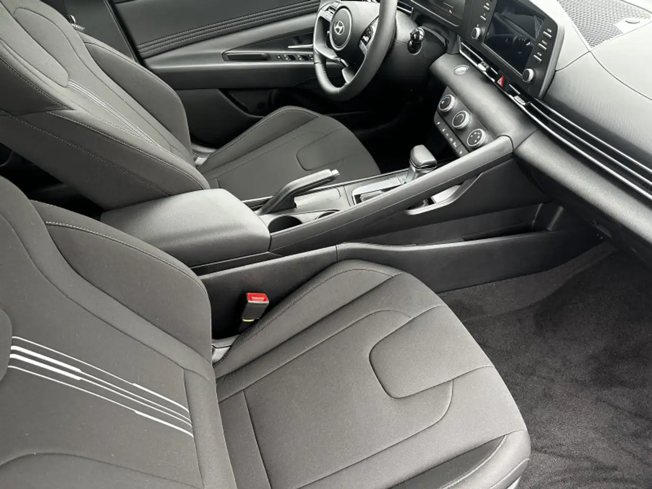Hyundai ELANTRA photo Hyundai ELANTRA