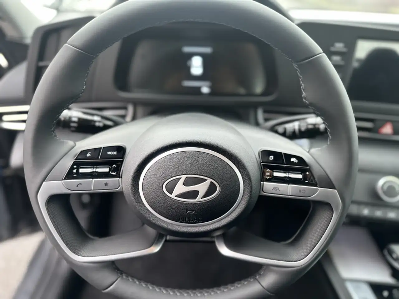 Hyundai ELANTRA photo Hyundai ELANTRA