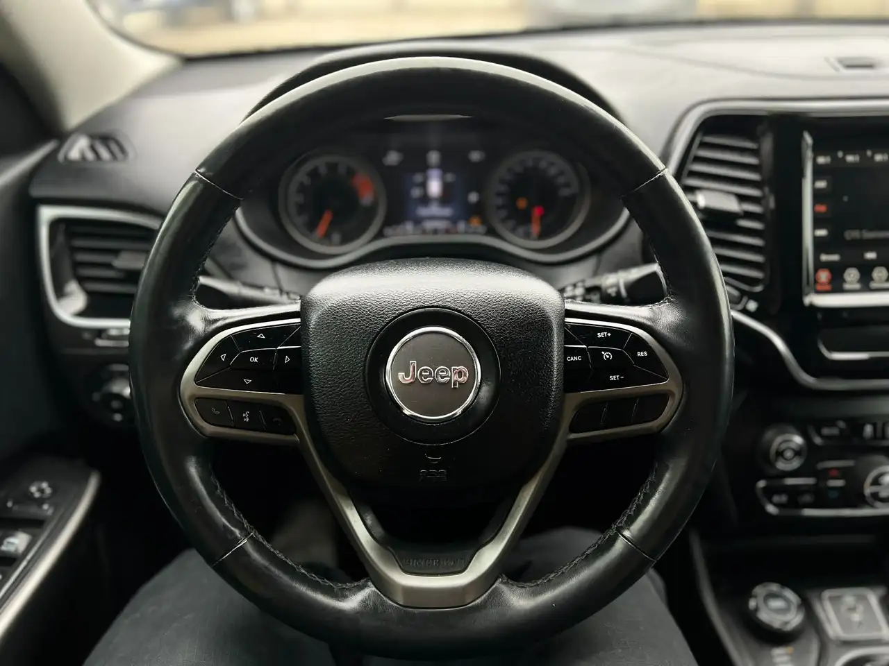 Jeep Cherokee снимка Jeep Cherokee