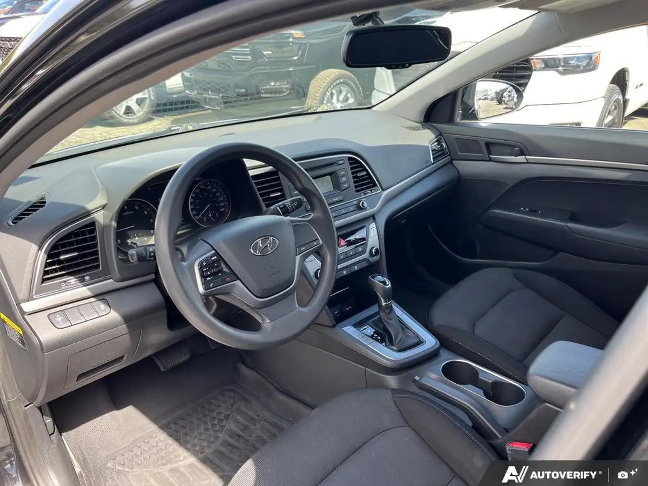 Hyundai ELANTRA photo Hyundai ELANTRA