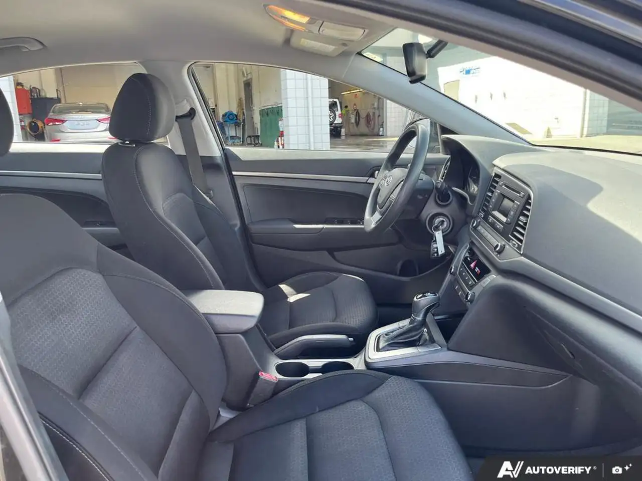 Hyundai ELANTRA photo Hyundai ELANTRA