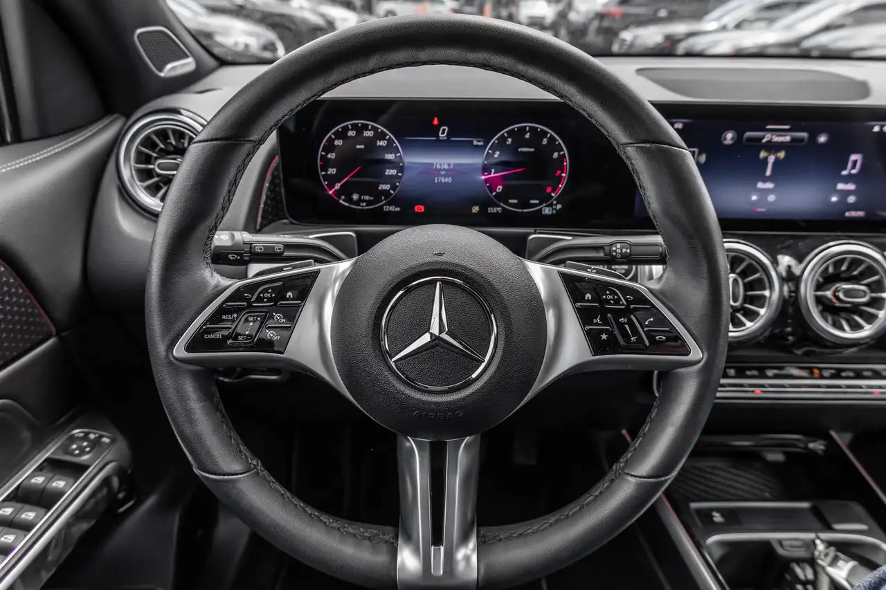 Mercedes-Benz GLB снимка Mercedes-Benz GLB