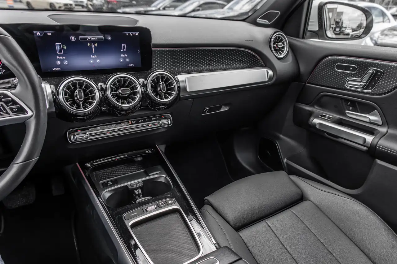 Mercedes-Benz GLB снимка Mercedes-Benz GLB