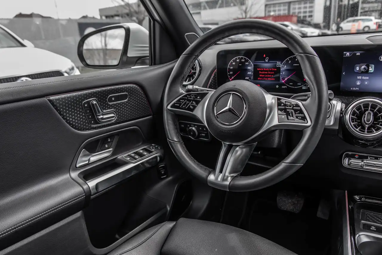 Mercedes-Benz GLB снимка Mercedes-Benz GLB