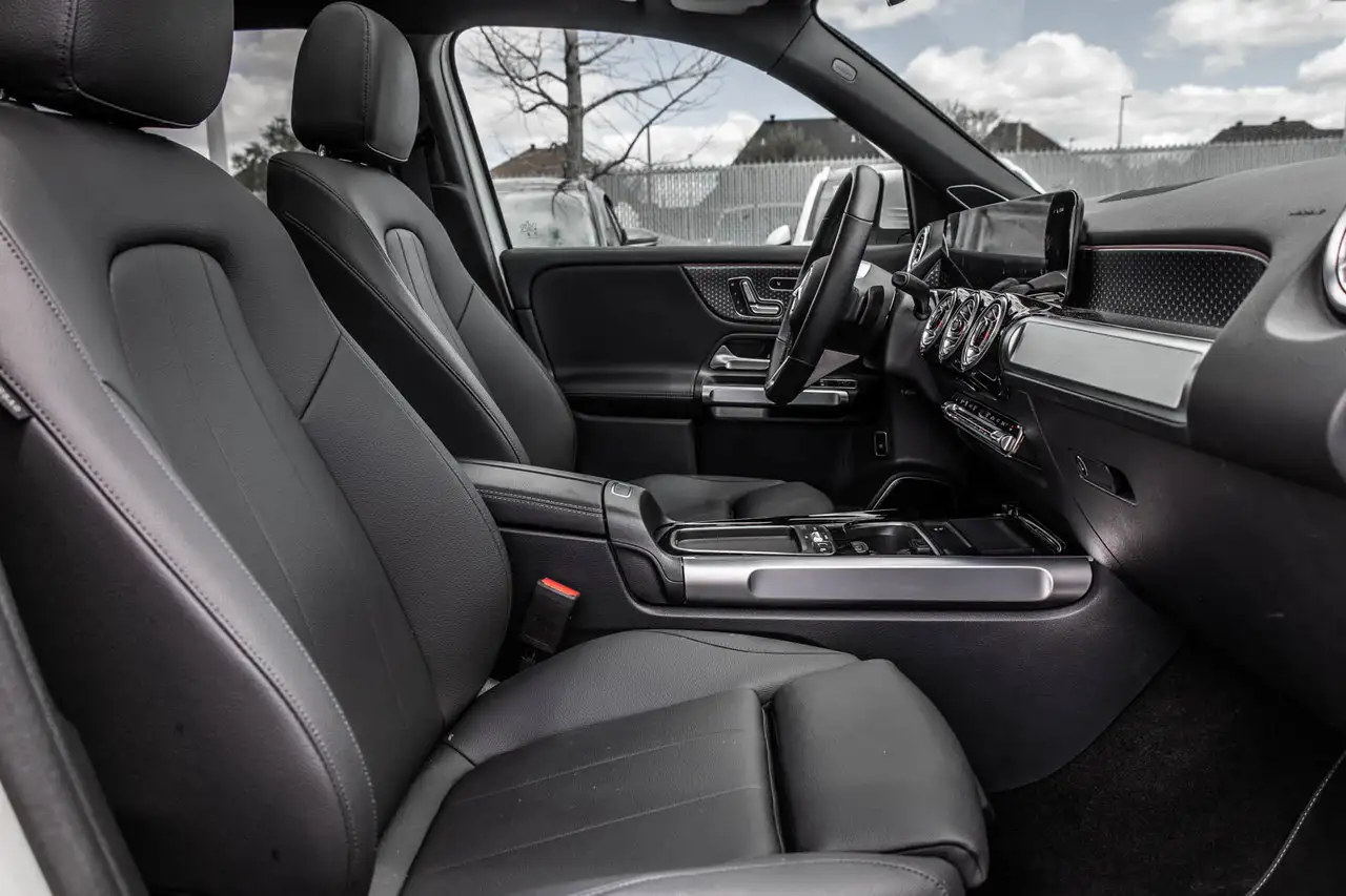 Mercedes-Benz GLB снимка Mercedes-Benz GLB