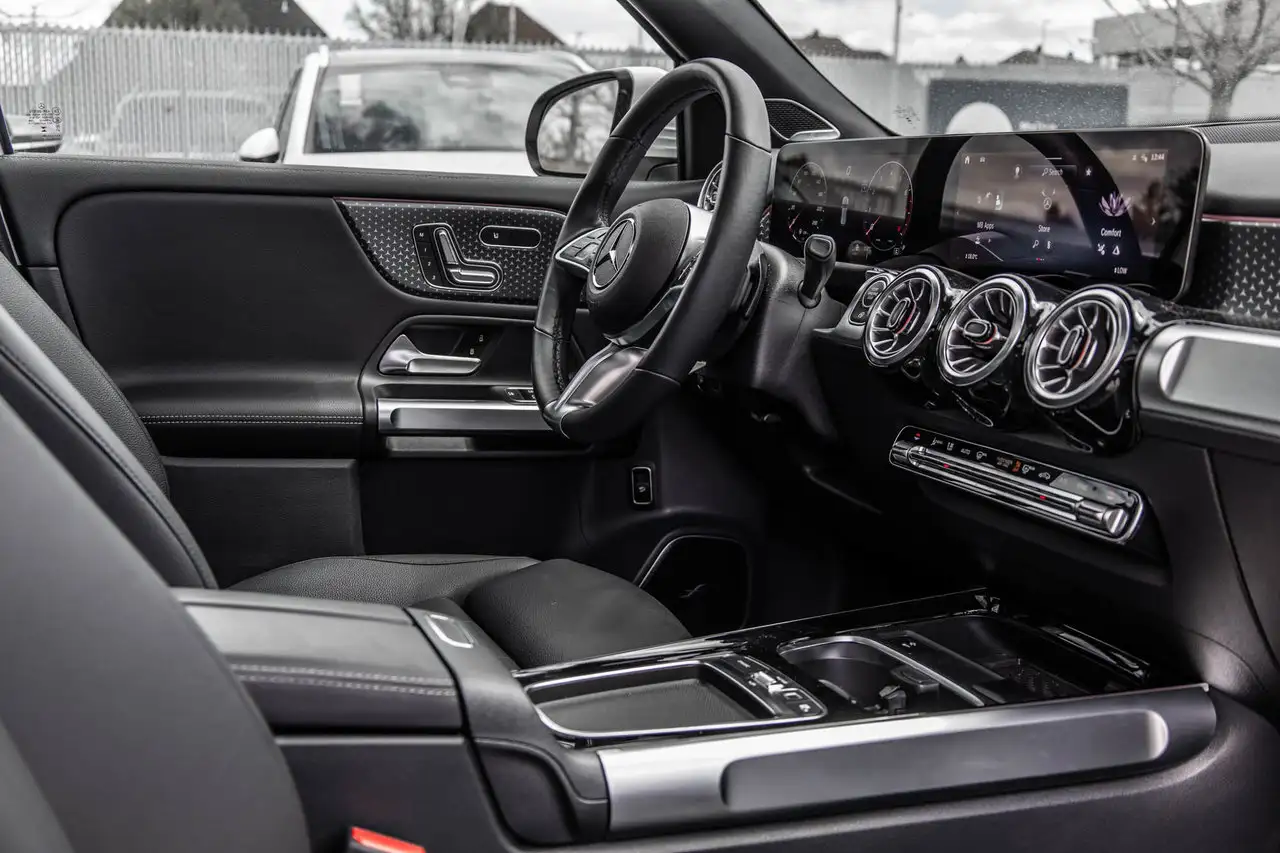 Mercedes-Benz GLB снимка Mercedes-Benz GLB
