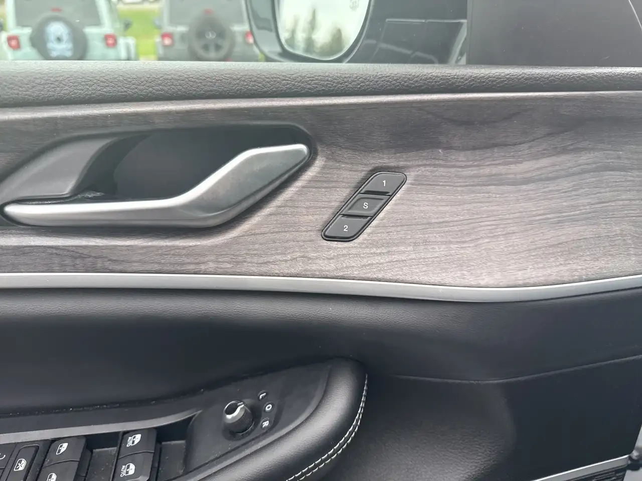 Jeep Grand Cherokee снимка Jeep Grand Cherokee