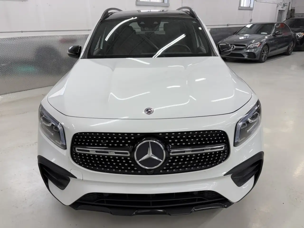 Mercedes-Benz GLB снимка Mercedes-Benz GLB