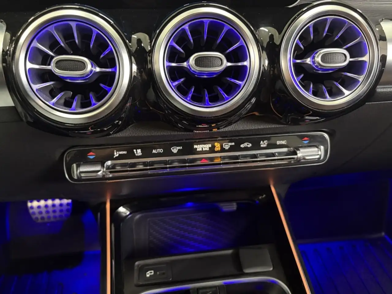 Mercedes-Benz GLB снимка Mercedes-Benz GLB