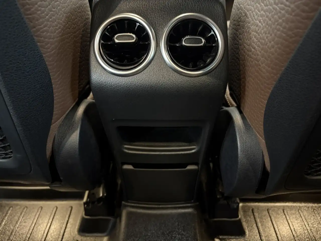Mercedes-Benz GLB снимка Mercedes-Benz GLB